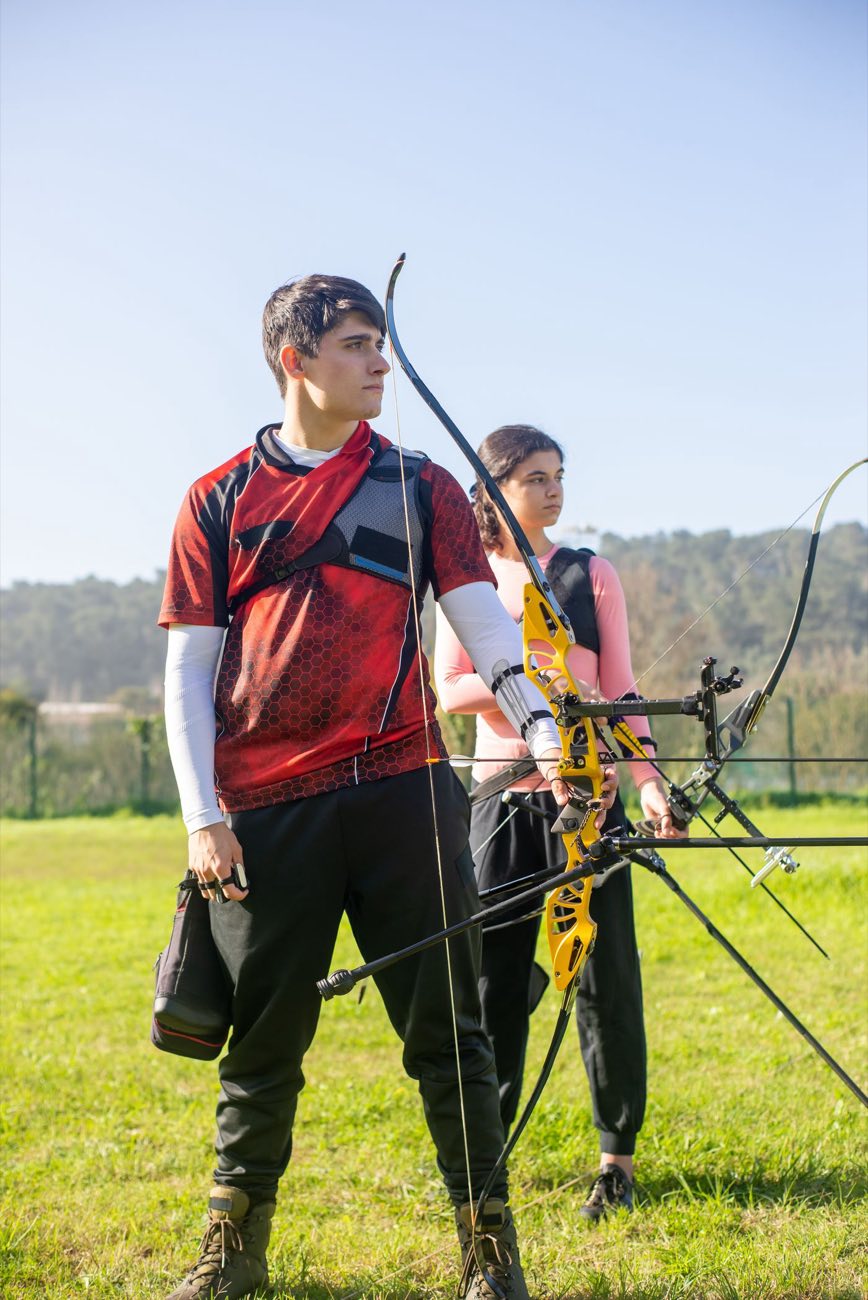 Due arcieri in allenamento sulla linea di tiro