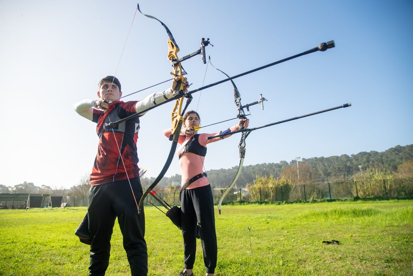 Arcieri sul campo durante una sessione